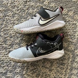 Boys Size 2Y Nike Velcro Team Hustle Shoes Grey / Black